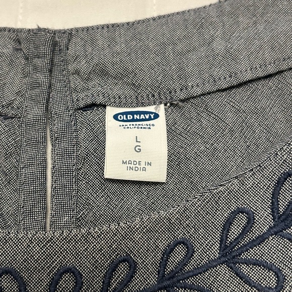 Old Navy Embroidered Gray Chambray Round Neck Top Blouse Size L - Picture 5 of 11